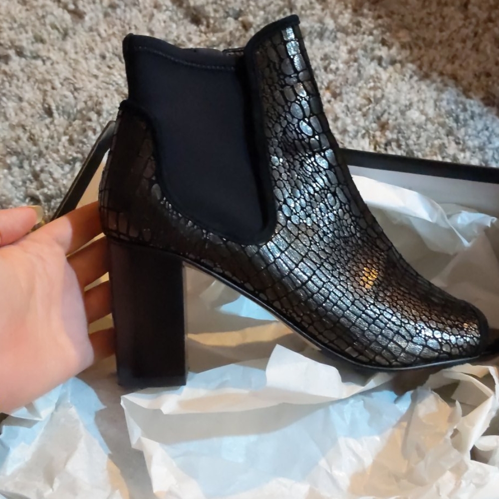 Like new with box Donald Pliner peep toe booties